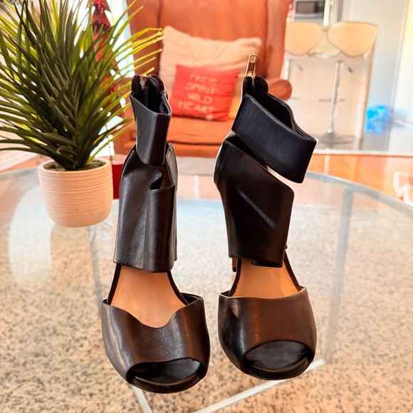 Black leather  heels - Picture 4 of 5